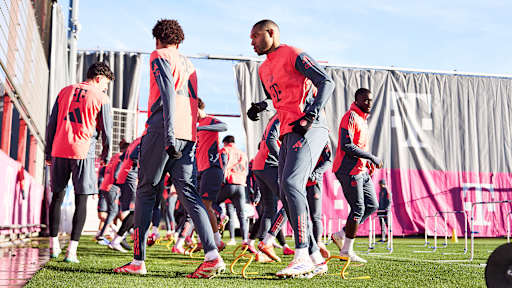 Spieler des FC Bayern laufen sich im Training warm