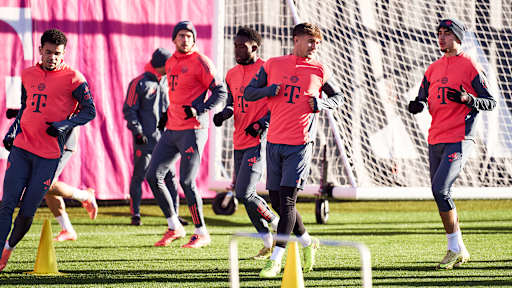 Spieler des FC Bayern laufen sich im Training warm