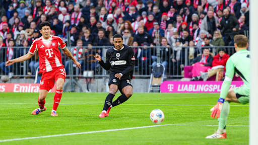 Andreas Hountondji erzielt das Tor zum 1:0 im Bundesliga-Heimspiel des FC Bayern gegen den FC St. Pauli.