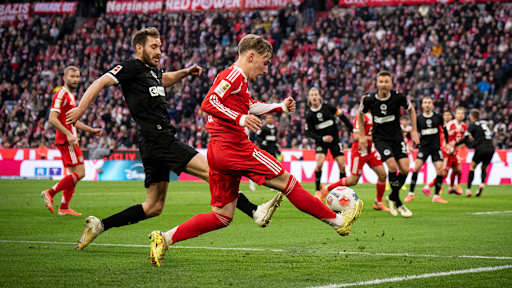 Lennart Karl dribbelt mit dem Ball im Bundesliga-Heimspiel des FC Bayern gegen den FC St. Pauli.
