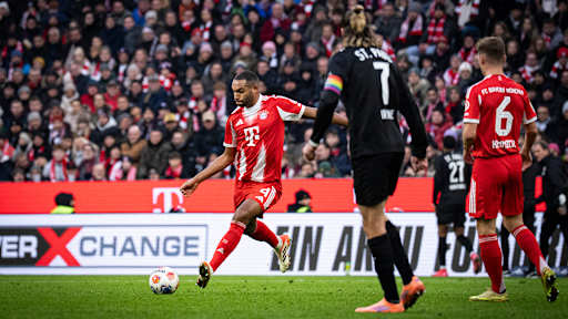 Jonathan Tah spielt einen Pass im Bundesliga-Heimspiel des FC Bayern gegen den FC St. Pauli.