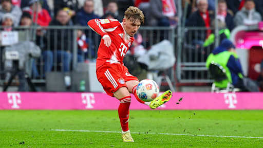 Lennart Karl schießt an die Latte im Bundesliga-Heimspiel des FC Bayern gegen den FC St. Pauli.