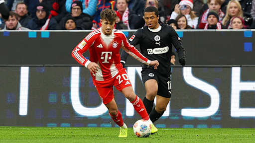Tom Bischof dribbelt mit dem Ball im Bundesliga-Heimspiel des FC Bayern gegen den FC St. Pauli.