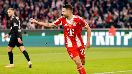 Raphael Guerreiro bejubelt sein Tor zum 1:1 im Bundesliga-Heimspiel des FC Bayern gegen den FC St. Pauli.