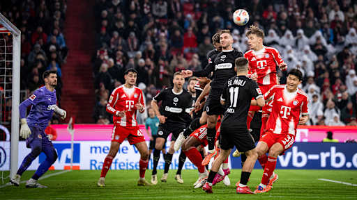 Lennart Karl führt ein Kopfballduell im Bundesliga-Heimspiel des FC Bayern gegen den FC St. Pauli.