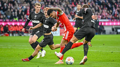 Luis Diaz bei der Ballannahme im Bundesliga-Heimspiel des FC Bayern gegen den FC St. Pauli.