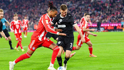 Michael Olise dribbelt mit dem Ball im Bundesliga-Heimspiel des FC Bayern gegen den FC St. Pauli.