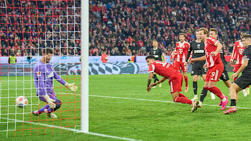 Luis Diaz erzielt das Tor zum 2:1 im Bundesliga-Heimspiel des FC Bayern gegen den FC St. Pauli.