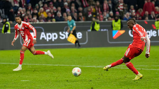 Nicolas Jackson erzielt das Tor zum 3:1 im Bundesliga-Heimspiel des FC Bayern gegen den FC St. Pauli.