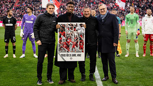 Kingsley Coman wird vor dem Bundesliga-Heimspiel des FC Bayern gegen den FC St. Pauli verabschiedet.