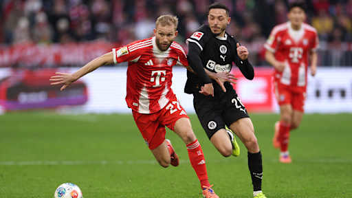Konrad Laimer dribbelt mit dem Ball im Bundesliga-Heimspiel des FC Bayern gegen den FC St. Pauli.