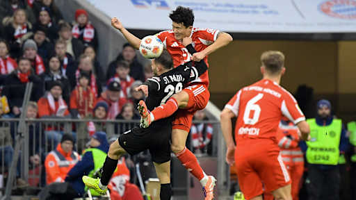 Minjae Kim führt ein Kopfballduell im Bundesliga-Heimspiel des FC Bayern gegen den FC St. Pauli.