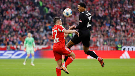 Raphael Guerreiro führt ein Kopfballduell im Bundesliga-Heimspiel des FC Bayern gegen den FC St. Pauli.