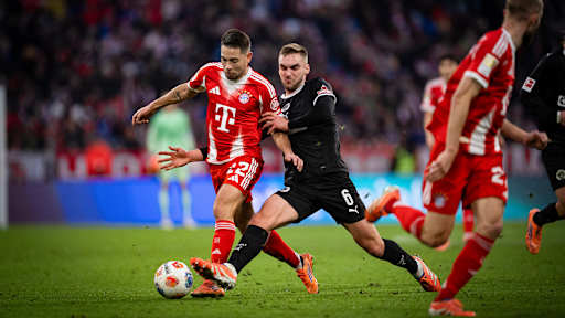 Raphael Guerreiro dribbelt mit dem Ball im Bundesliga-Heimspiel des FC Bayern gegen den FC St. Pauli.
