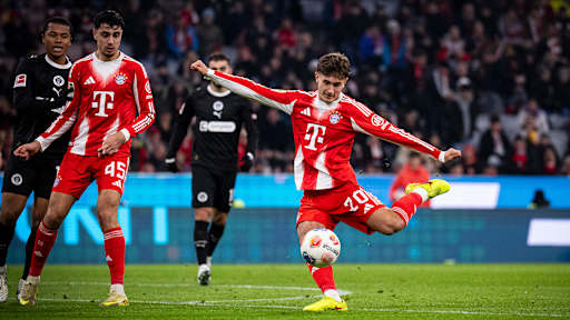 Tom Bischof schießt auf das Tor im Bundesliga-Heimspiel des FC Bayern gegen den FC St. Pauli.
