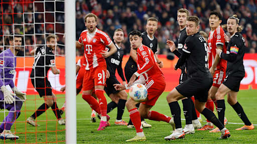 Aleksandar Pavlovic bei einer Torchance im Bundesliga-Heimspiel des FC Bayern gegen den FC St. Pauli.