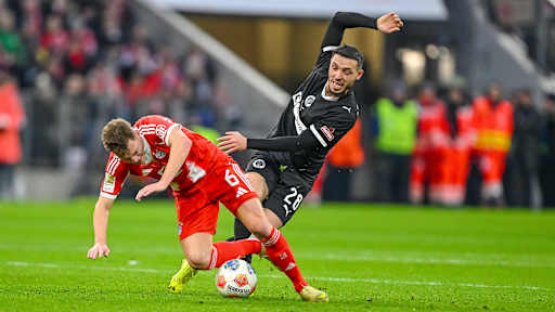 Joshua Kimmich führt einen Zweikampf im Bundesliga-Heimspiel des FC Bayern gegen den FC St. Pauli.