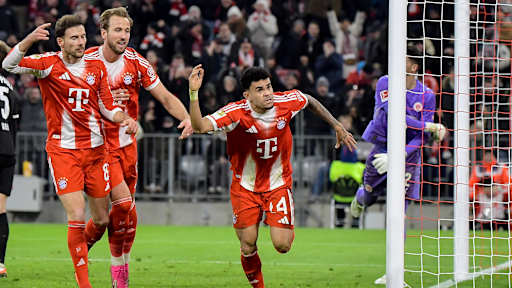 Luis Diaz bejubelt das Tor zum 2:1 im Bundesliga-Heimspiel des FC Bayern gegen den FC St. Pauli.