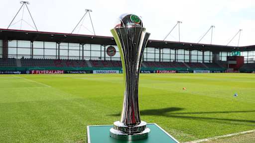 Der DFB-Pokal der Frauen im FC Bayern Campus.