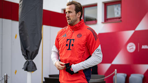 Harry Kane auf dem Weg zum Spielfeld im Training des FC Bayern vor dem Pokalspiel beim 1. FC Union Berlin