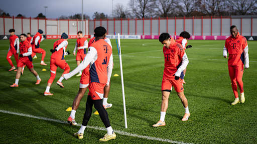 Spieler beim Warmlaufen im Training des FC Bayern vor dem Pokalspiel beim 1. FC Union Berlin