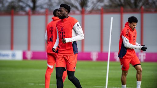 Alphonso Davies beim Warmlaufen im Training des FC Bayern vor dem Pokalspiel beim 1. FC Union Berlin