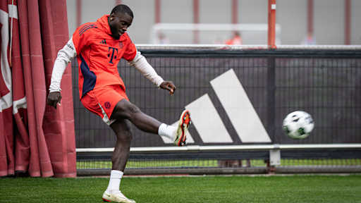 Dayot Upamecano schießt den Ball weg im Training des FC Bayern vor dem Pokalspiel beim 1. FC Union Berlin