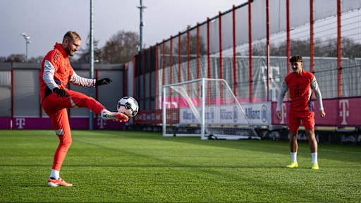 Konrad Laimer und Tom Bischof spielen sich den Ball zu im Training des FC Bayern vor dem Pokalspiel beim 1. FC Union Berlin
