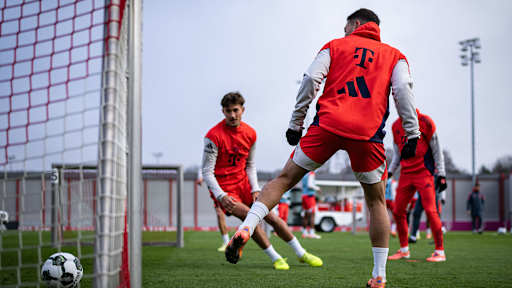 Tom Bischof und Raphael Guerreiro vor kleinen Toren im Training des FC Bayern vor dem Pokalspiel beim 1. FC Union Berlin