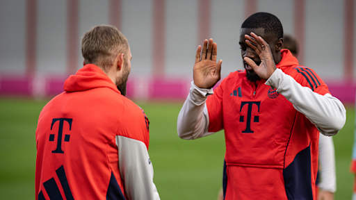 Dayot Upamecano schlägt ein mit Konrad Laimer im Training des FC Bayern vor dem Pokalspiel beim 1. FC Union Berlin