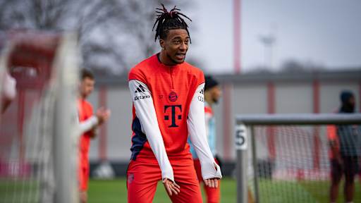 Michael Olise gestikuliert im Training des FC Bayern vor dem Pokalspiel beim 1. FC Union Berlin