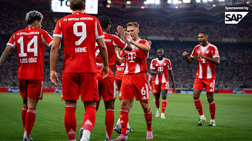 El FC Bayern celebra en grupo alrededor de Joshua Kimmich con las camisetas rojas.