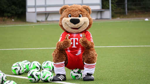 Berni sitzt auf einem Ball und hält beide Daumen nach oben