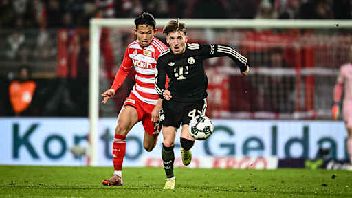 Lennart Karl im Laufduell während des Auswärtsspiels des FC Bayern im DFB-Pokal-Achtelfinale bei Union Berlin