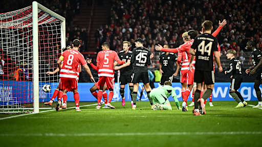Ilyas Ansah trifft ins eigene Tor während des Auswärtsspiels des FC Bayern im DFB-Pokal-Achtelfinale bei Union Berlin