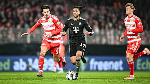 Michael Olise im Laufduell während des Auswärtsspiels des FC Bayern im DFB-Pokal-Achtelfinale bei Union Berlin