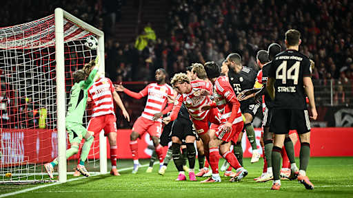 Harry Kane köpft den Ball ins Tor während des Auswärtsspiels des FC Bayern im DFB-Pokal-Achtelfinale bei Union Berlin