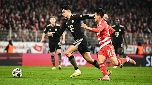 Aleksandar Pavlović im Laufduell während des Auswärtsspiels des FC Bayern im DFB-Pokal-Achtelfinale bei Union Berlin