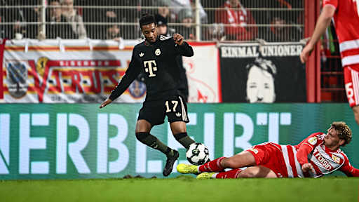 Michael Olise springt über die Grätsche während des Auswärtsspiels des FC Bayern im DFB-Pokal-Achtelfinale bei Union Berlin