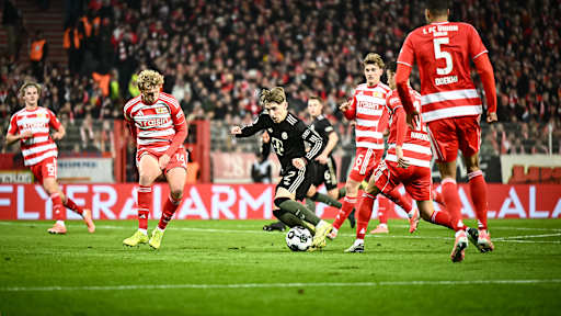 Lennart Karl alleine gegen fünf während des Auswärtsspiels des FC Bayern im DFB-Pokal-Achtelfinale bei Union Berlin