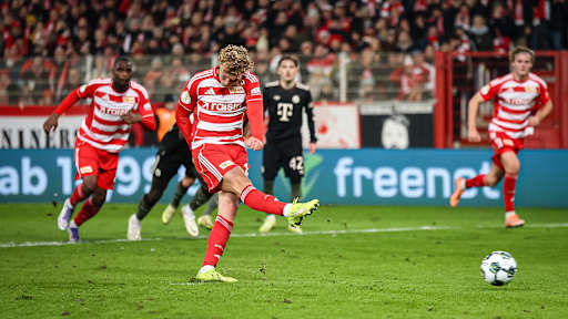 Leopold Querfeld trifft vom Elfmeterpunkt während des Auswärtsspiels des FC Bayern im DFB-Pokal-Achtelfinale bei Union Berlin
