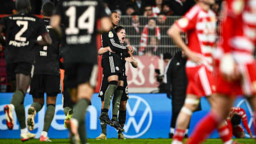 Joshua Kimmich jubelt zusammen mit Michael Olise während des Auswärtsspiels des FC Bayern im DFB-Pokal-Achtelfinale bei Union Berlin