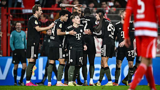 Lennart Karl, Jonathan Tah, Harry Kane und Co. jubeln während des Auswärtsspiels des FC Bayern im DFB-Pokal-Achtelfinale bei Union Berlin