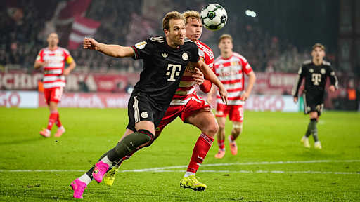 Harry Kane hat den Ball fest im Blick während des Auswärtsspiels des FC Bayern im DFB-Pokal-Achtelfinale bei Union Berlin