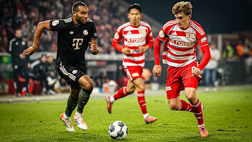 Jonathan Tah im Laufduell mit Blick auf den Ball während des Auswärtsspiels des FC Bayern im DFB-Pokal-Achtelfinale bei Union Berlin