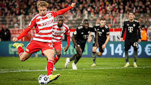 Leopold Querfeld trifft vom Elfmeterpunkt während des Auswärtsspiels des FC Bayern im DFB-Pokal-Achtelfinale bei Union Berlin