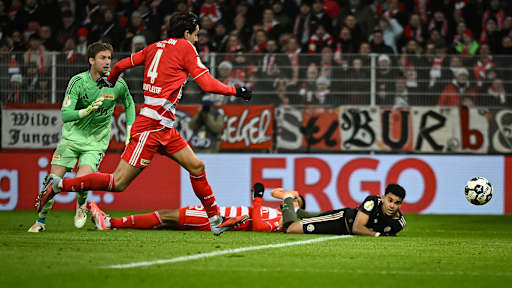 Luis Díaz mit einem Abschluss im Fallen während des Auswärtsspiels des FC Bayern im DFB-Pokal-Achtelfinale bei Union Berlin