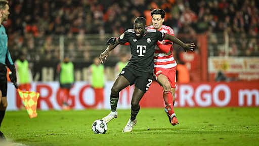 Dayot Upamecano im Zweikampf während des Auswärtsspiels des FC Bayern im DFB-Pokal-Achtelfinale bei Union Berlin