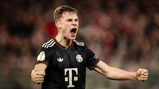 Joshua Kimmich schreit vor Freude über den Auswärtssieg des FC Bayern im DFB-Pokal-Viertelfinale gegen Union Berlin