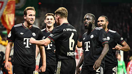 Harry Kane, Joshua Kimmich, Dayot Upamecano und Co. jubeln während des Auswärtsspiels des FC Bayern im DFB-Pokal-Achtelfinale bei Union Berlin